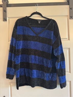 intro. Blue and Black Textured V-Neck Sweater